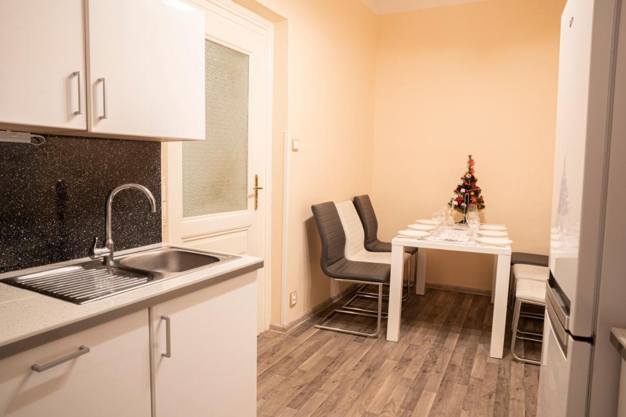 Helen Homestay Vaclavske Namesti Прага Екстериор снимка